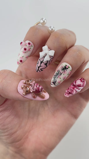 Video showing Rai's House of Nails horror teddy bear press on nails in motion, with the 3D gore texture, eyeballs, and bows catching the light.